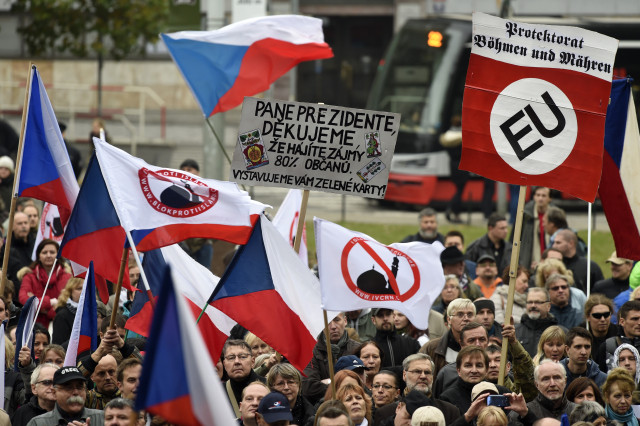 Jedna z největších demonstrací odpůrců migrace a islámu v Praze, 28. října 2015 na pražském náměstí Míru. Foto: ČTK