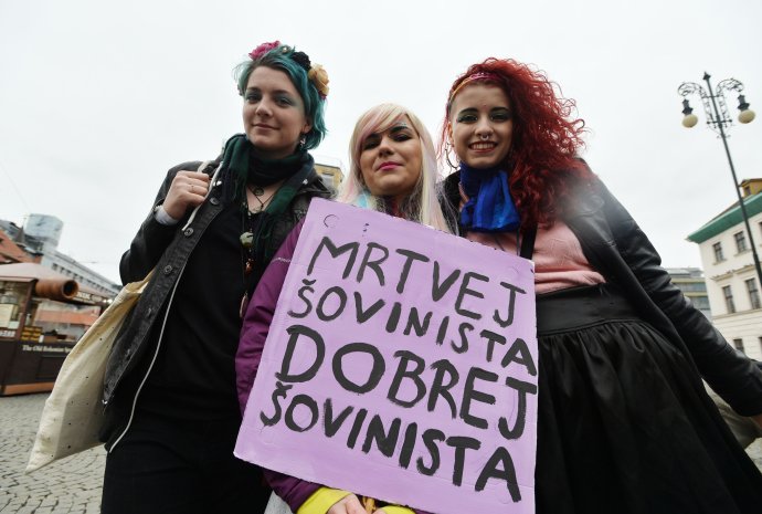 Pozor, abychom to nepřehnali (karnevalový průvod pod heslem „Feminismus žije! Karnevalem proti fašismu“, Praha 2016). Foto: ČTK