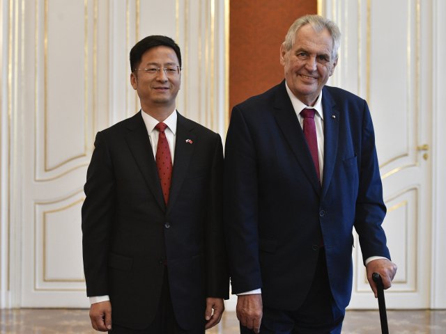 Čínský velvyslanec Čang Ťien-min s prezidentem Milošem Zemanem. Foto: ČTK