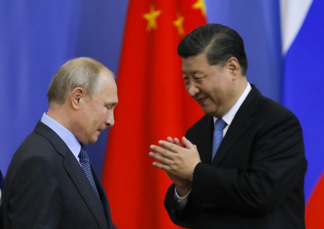 Společný text ruského a čínského velvyslance ve Washingtonu doprovodil americký web Defense One fotografií ruského prezidenta Vladimira Putina a jeho čínského protějšku Si Ťin-pchinga. Foto: ČTK/AP