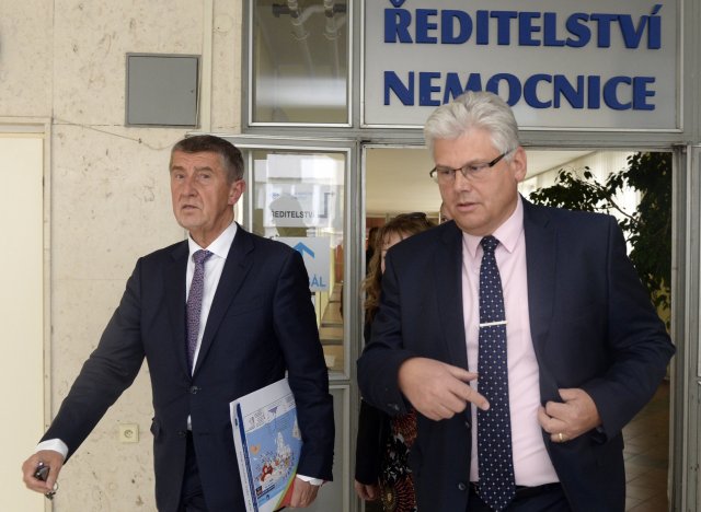 Šéf Fakultní nemocnice v Motole Miloslav Ludvík (vpravo) je jediným kandidátem do Senátu s podporou premiérova hnutí ANO v Praze. Foto: ČTK