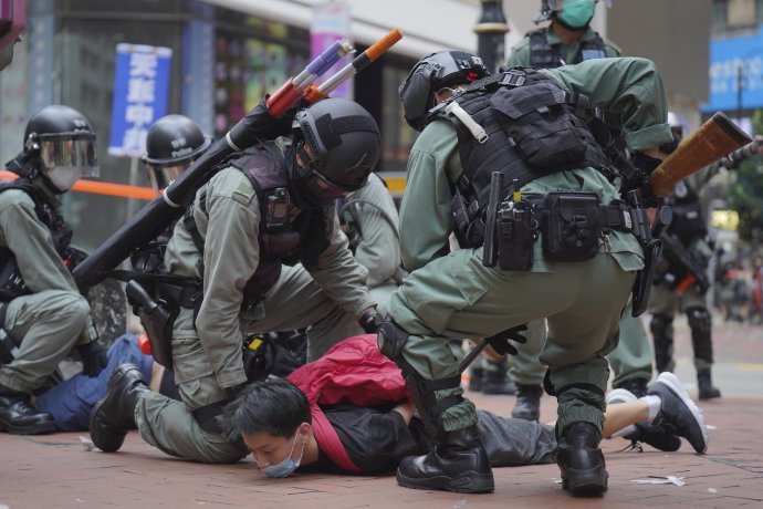 Osud Hongkongu je na dlouhou dobu zřejmě zpečetěn (zatýkání demonstrantů protestujících v květnu letošního roku proti Zákonu o státní bezpečnosti). Foto: ČTK/AP