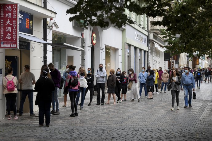 U odběrového místa na Václavském náměstí v Praze stojí lidé dlouhé fronty. Foto: ČTK
