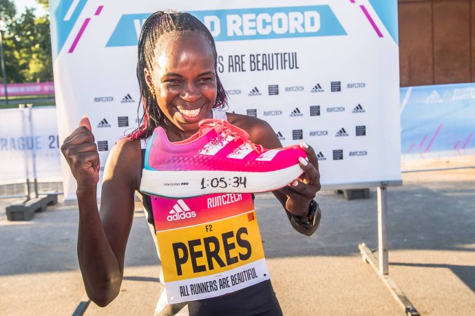 Peres Jepchirchirová zaběhla světový rekord v Praze v novém modelu běžeckých bot od Adidasu. Foto: facebook.com/runczech