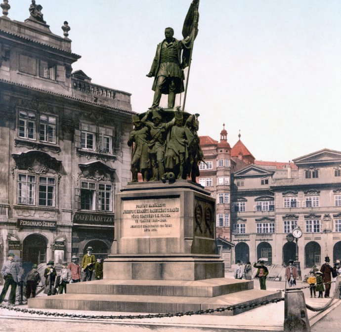 Dobová pohlednice Radeckého sochy na pražském Malostranském náměstí z doby kolem roku 1900. Teď se tam má maršál zase vrátit. Foto: Wikimedia Commons
