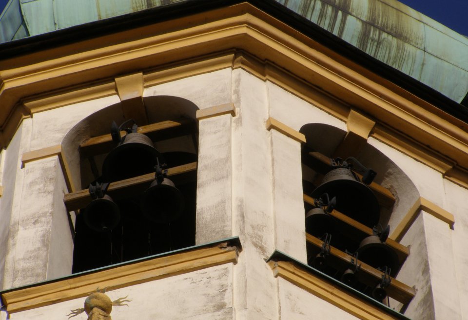 Zvony na věži v průčelí Lorety. Foto: Daniel Baránek, Wikimedia CC BY-SA 4.0
