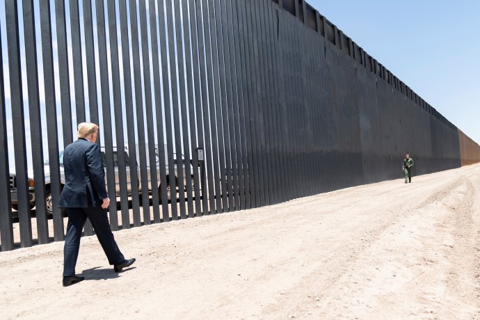 Bývalý prezident USA Donald Trump u zdi, respektive plotu v kalifornském Otay Mesa u hranic s Mexikem v září 2019. Peníze na zeď, které jeho spolupracovníci vybrali od veřejnosti, ale podle soudu defraudovali. Foto: Bílý dům