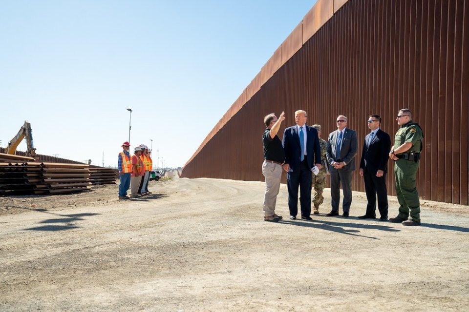 Prezident Trump u zdi, přesněji plotu u hranic s Mexikem v kalifornském Otay Mesa v září 2019. Foto: White House