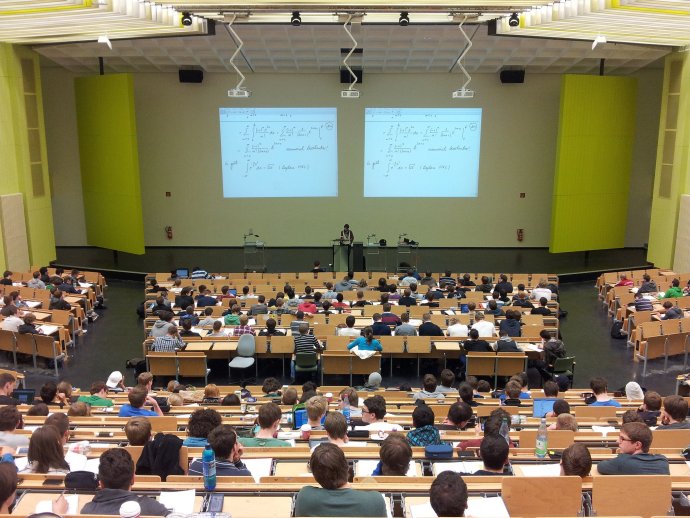 Studenti při přednášce v aule. Ilustrační foto: Pxhere