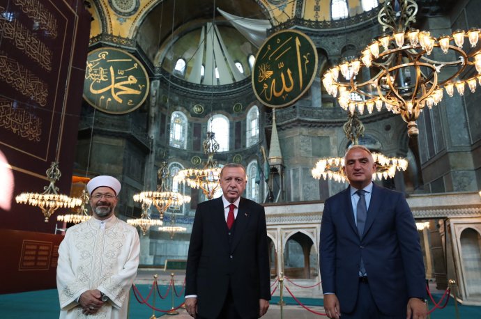 Turecký prezident Erdogan v istanbulském chrámu Hagia Sofia - teď už z jeho rozhodnutí mešitě. Foto: úřad prezidenta, facebook.com/trpresidency