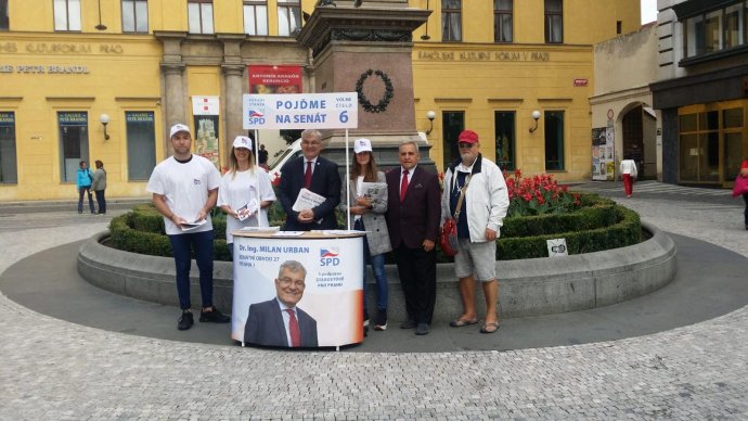 Pražská kampaň kandidáta do Senátu za SPD Milana Urbana, při níž se rozdávají noviny Rodina na 1. místě. Foto: Facebook SPD