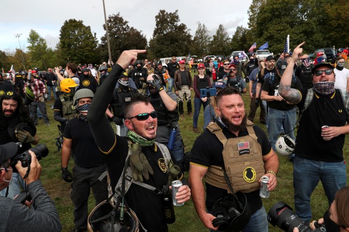 Muži skandují hesla na demonstraci krajně pravicové skupiny Proud Boys v Portlandu ve státě Oregon. Foto: Leah Millis, Reuters