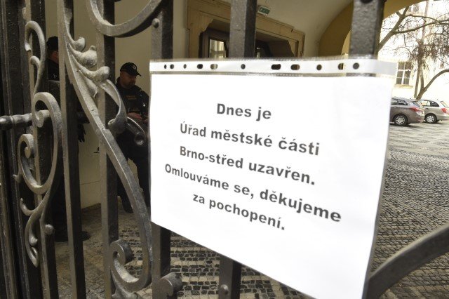Cedule na mříži informovala 7. března 2019 o uzavření radnice městské části Brno-střed. Na úřadě zasahovali policisté z Národní centrály proti organizovanému zločinu. Foto: ČTK