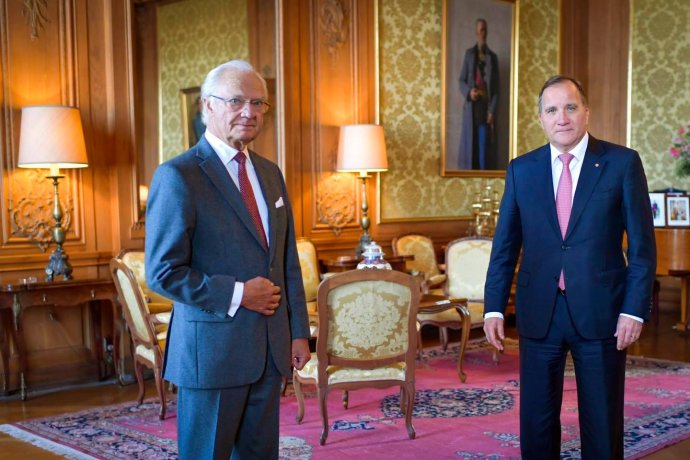 Švédský král Karel XVI. Gustav přijímá premiéra Stefana Löfvena 5. září 2020 – bez roušek. Foto: královský palác Kungahuset, Anders Wiklund, TT