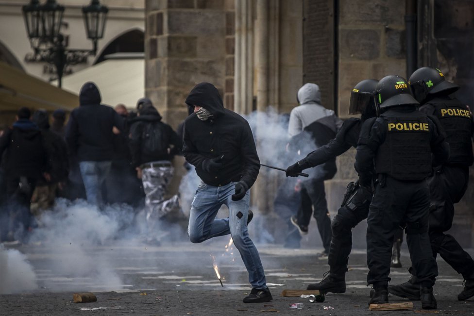 Demonstrance se v závěru zvrhla v souboj fotbalových chuligánů s policií. Foto: Gabriel Kuchta, Deník N