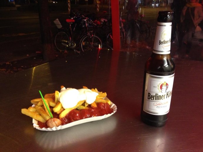 Currywurst a Berliner Kindl objednaný ve dvě hodiny ráno na Mehringdamm. Bylo 23. září 2013. Foto: Pavel Polák, Deník N