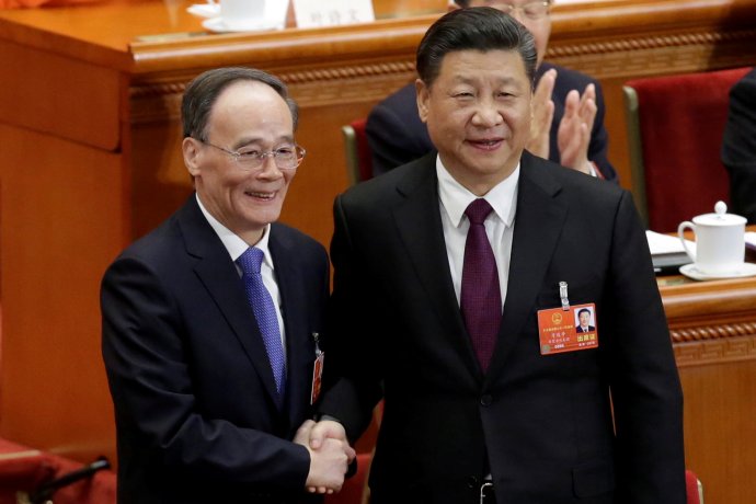 Wang Čchi-šan (vlevo), dnes viceprezident ČLR, je dlouholetým Si Ťin-pchingovým důvěrníkem. Foto: Jason Lee, Reuters