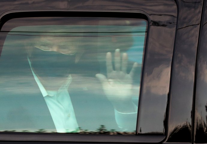 Ještě nemocný Donald Trump tehdy opustil krátce nemocnici, aby se v prezidentském voze s ochrankou vydal pozdravit fanoušky. Jeho krok vyvolal obavy, že coby infikovaný mohl nakazit své bodyguardy. Foto: Cheriss May, Reuters