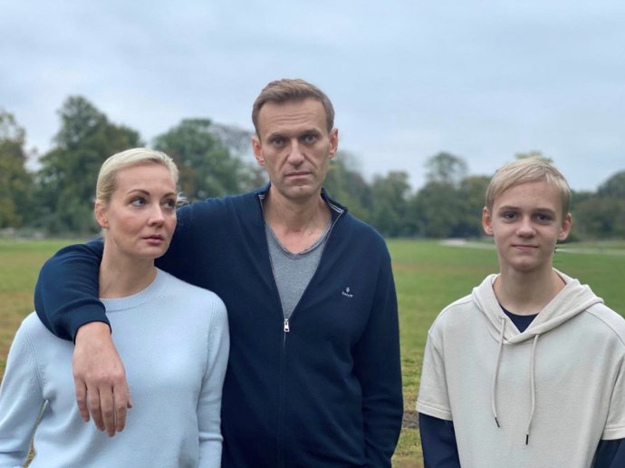 Ruský opoziční politik Alexej Navalnyj s manželkou Julijí a synem Zaharem v Berlíně. Foto: Instagram @NAVALNY via Reuters