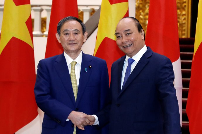 Japonský premiér Jošihide Suga (vlevo) si třese rukou s vietnamským protějškem Nguyen Xuan Phucem. Tokio s Hanojí uzavřelo dohodu o bezpečnostní spolupráci. Foto: Luong Thai Linh, Reuters