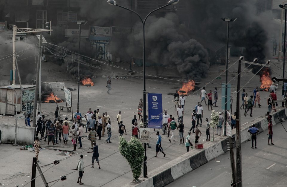 Demonstranti během protestů proti policejnímu násilí v nigerijském Lagosu 21. října 2020. Foto: UnEarthical via Reuters