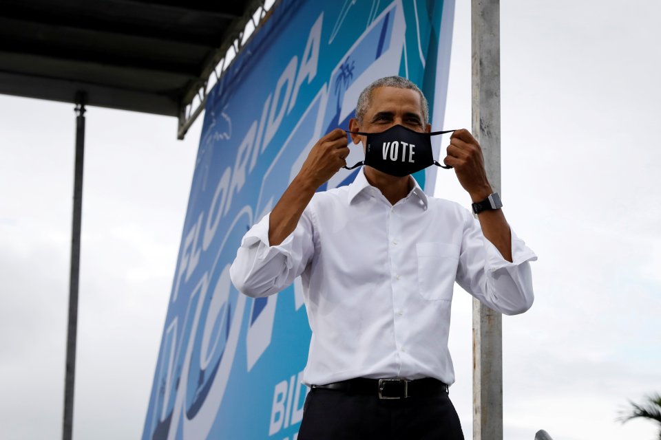 Barack Obama vystupoval v kampani Joea Bidena. „Prezidentství nezmění, kdo jste, ale ukáže, kým jste. Za Joea ručím,“ řekl ve floridském Miami. Na roušce má nápis „Volte“. Foto: Marco Bello, Reuters