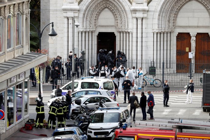 Bezpečnostní síly stráží vchod do katedrály Notre Dame ve francouzském Nice při vyšetřování teroristického útoku, 29. 10. 2020. Foto: Eric Gaillard, Reuters