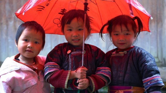 Paradoxy státostranou řízené porodnosti v Číně: oficiálně se stále hlásá politika dvou dětí, a tedy i z ní plynoucí tresty za její porušení. Zároveň však ta samá státostrana tresty mírní, nebo je dokonce úplně ruší. Foto: Ewen Bell, Flickr