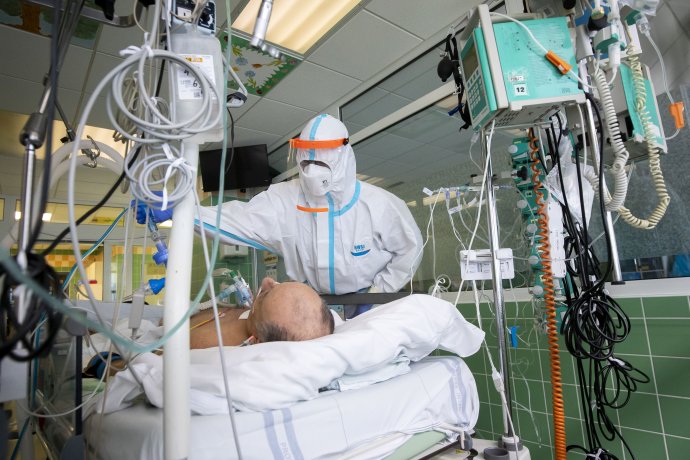 Covidových pacientů ve vážném stavu přibývá. Ilustrační foto: Gabriel Kuchta, Deník N