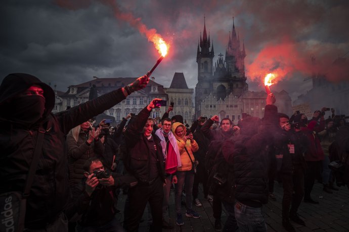 Protesty proti vládním opatřením budou podle organizátora nedělní demonstrace pokračovat. Foto: Gabriel Kuchta, Deník N