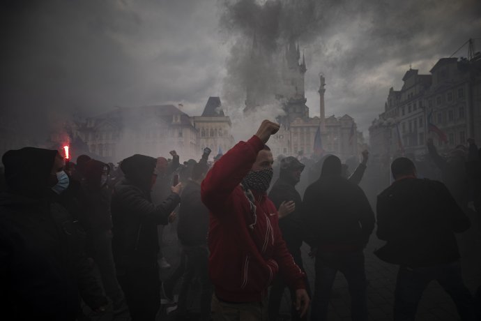 Velkou část demonstrantů proti vládním opatřením tvořily organizované skupinky fotbalových bitkařů. Foto: Gabriel Kuchta, Deník N
