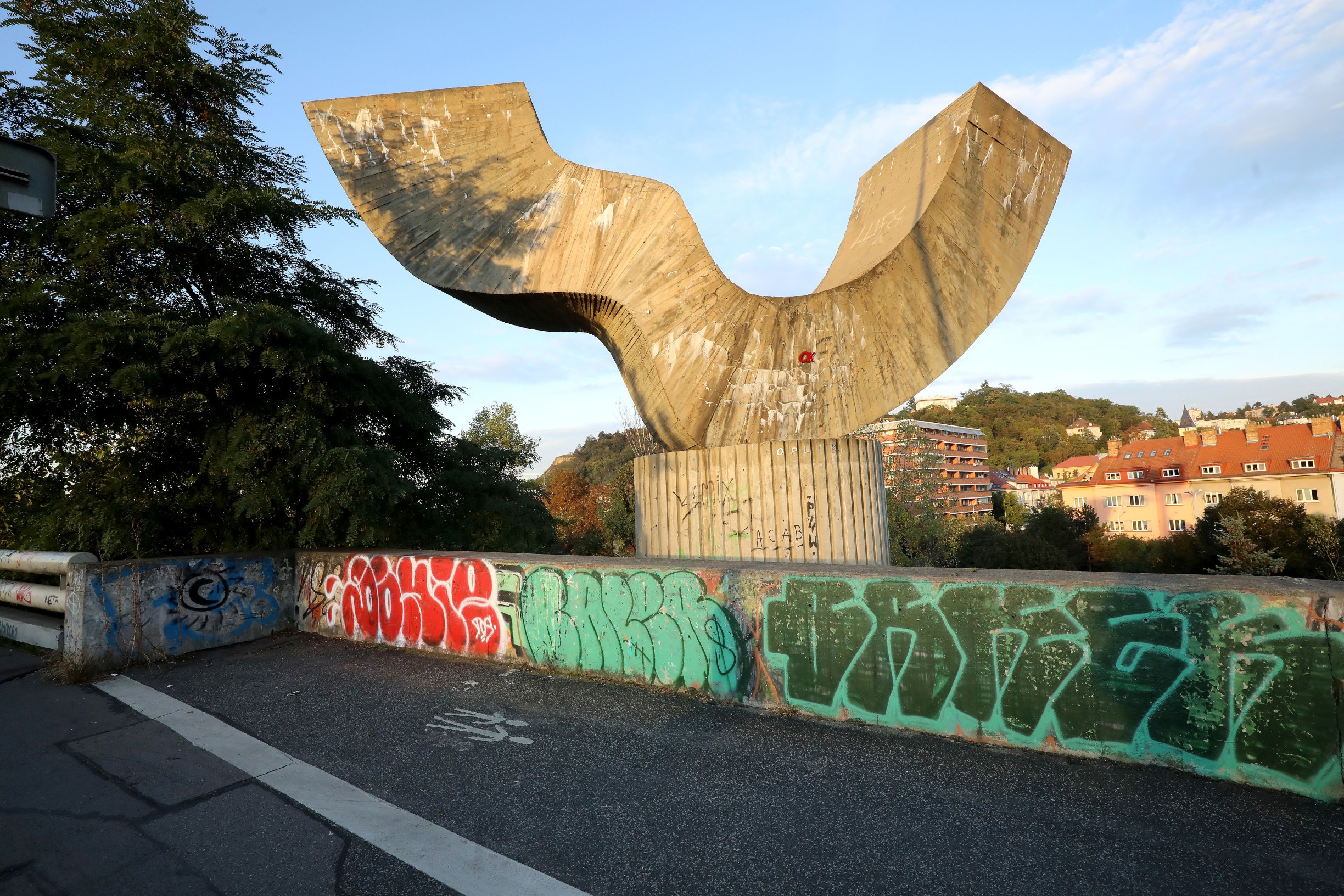 Betonová plastika u Barrandovského mostu se zřítila na cyklostezku. O špatném stavu jsme věděli, říká Praha