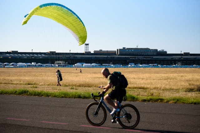 V areálu bývalého letiště Tempelhof není s dodržováním bezpečných rozestupů žádný problém. Foto: ČTK/AP/ZUMA