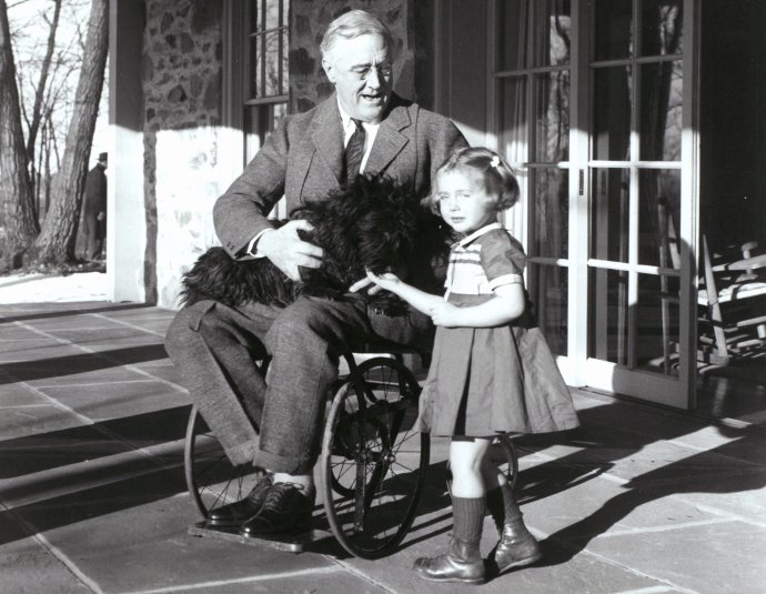 Franklin Delano Roosevelt na vozíku. Foto: Margaret Suckleyová, Knihovna FDR