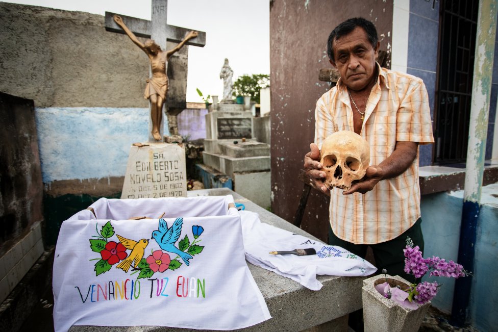 Don Venancio, hrobař a „čistič“ kostí v obci Pomuch na mexickém Yucatanském poloostrově během obřadu na svátek zesnulých. Foto: Václav Lang