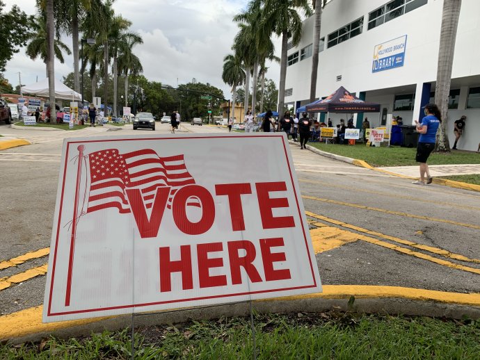 Florida je jedním ze států, které volby v USA rozhodnou. Demokraté zatím víc volí poštou, republikáni zase chodí častěji osobně. Na snímku téměř tříhodinová fronta před volební místností ve floridském Hollywoodu. Foto: Jana Ciglerová, Deník N
