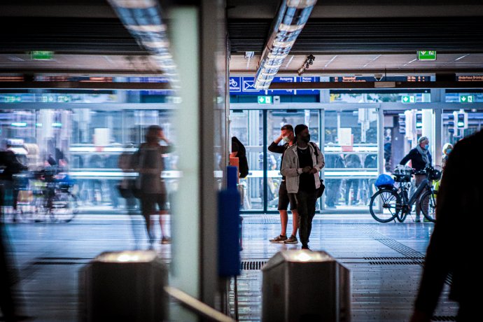 Lidé v rouškách na nádraží v Německu. Foto: Pschmuda1, Pixabay
