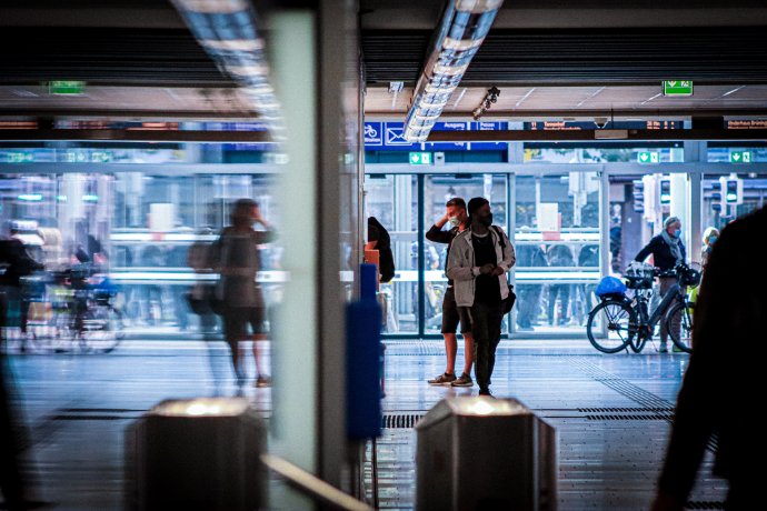 Lidé v rouškách na nádraží v Německu. Foto: Pschmuda1, Pixabay