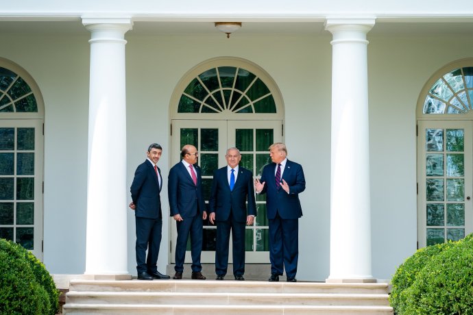 Ministři zahraničí Emirátů a Bahrajnu, izraelský premiér a americký prezident u Bílého domu během podpisu dohod o navázaní vztahů arabských zemí s Izraelem. Foto: White House