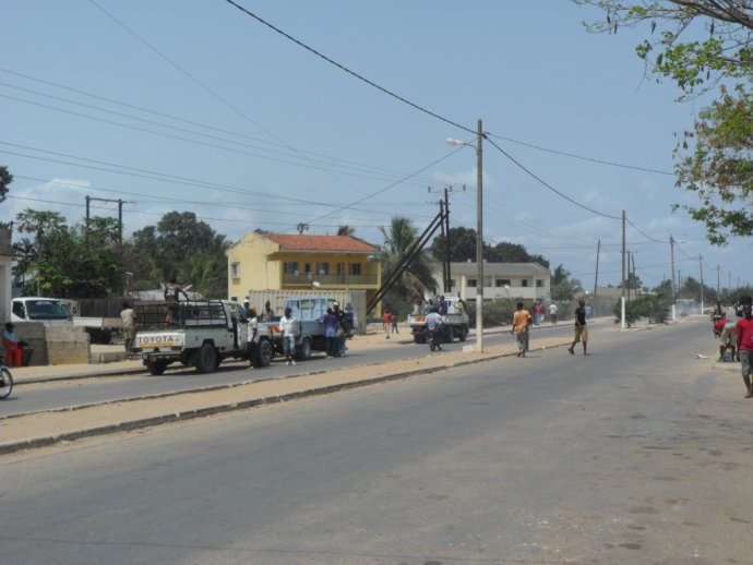 Ulice v Mocímboa da Praia, přístavu na severu Mosambiku. Foto: A. Verdade, Wikimedia Commons, CC BY 2.0