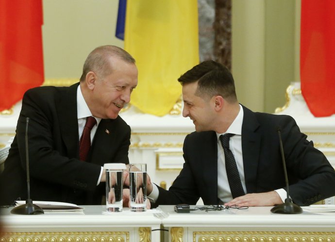 Turecký prezident Recep Erdogan (vlevo) a jeho ukrajinský protějšek Volodymyr Zelenskyj se letos v únoru sešli v Kyjevě. A zjevně si velmi rozuměli. Foto: ČTK/AP