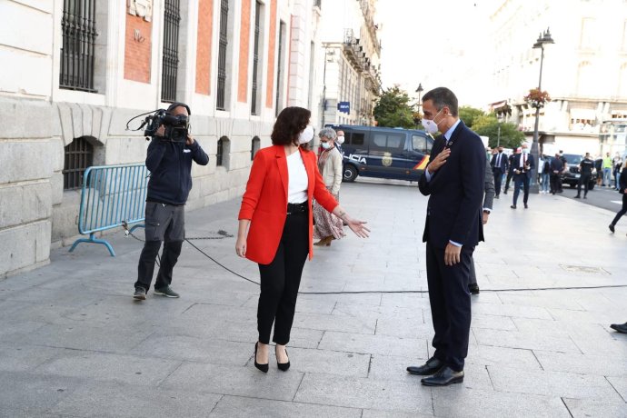 Španělský premiér Sánchez (vpravo) s předsedkyní Madridského společenství Isabel Ayusovou před jednáním o koronavirové situaci 21. září. Foto: facebookový účet španělské vlády, PalaciodelaMoncloa