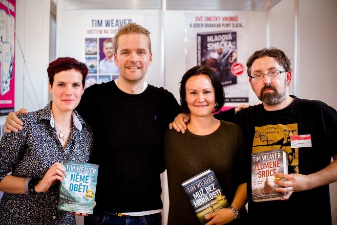 Zleva Tomáš Němec, jeho manželka Lucie, Tim Weaver a překladatelka Alžběta Lexová. Foto: Kateřina Kohoutová