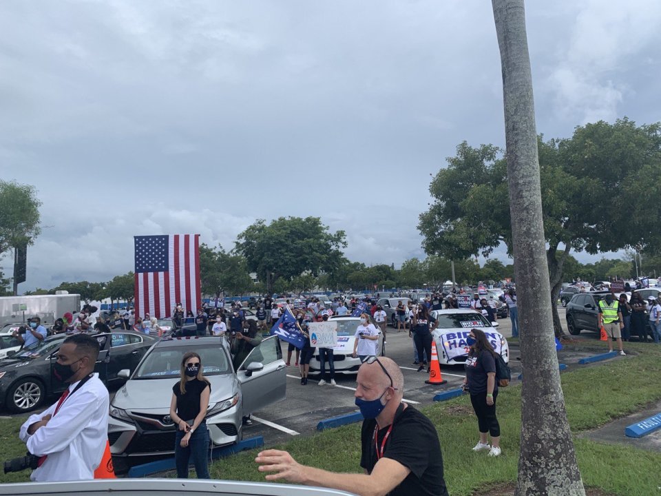 Předvolební "automítink" na Floridě, kde promluvil bývalý prezident Barack Obama, aby podpořil prezidentského kandidáta Joe Bidena. Foto: Jana Ciglerová, Deník N