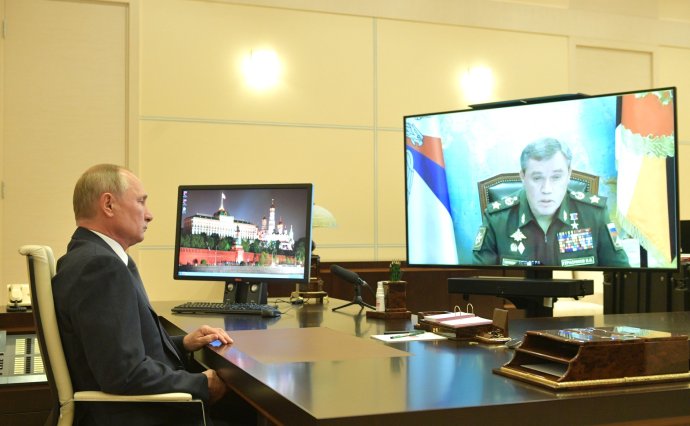 Prezident Putin řídí v posledních měsících zemi ze své rezidence v Novo-Ogarjovu. Po síti velí i ozbrojeným silám atomové velmoci. Foto: kremlin.ru