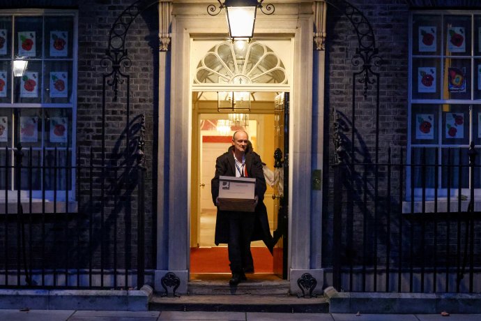 Vlivný zvláštní poradce britského premiéra Johnsona, „mozek brexitu“ Dominic Cummings, s krabicí s věcmi opouští v pátek 13. listopadu 2020 sídlo vlády v Downing Street 10 v Londýně. Foto: Henry Nicholls, Reuters