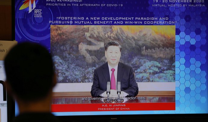 „Oboustranný prospěch, win-win spolupráce, Čína nepoběží proti toku dějin.“ Si Ťin-pchingův projev na fóru APEC (19. listopadu 2020). Foto: Lim Huey Teng, Reuters