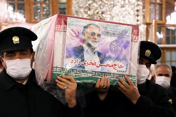 Rakev zavražděného íránského jaderného experta Mohsena Fachrízádeha při pohřbu v Mašhadu. Foto: Massúd Nozárí, WANA / Reuters