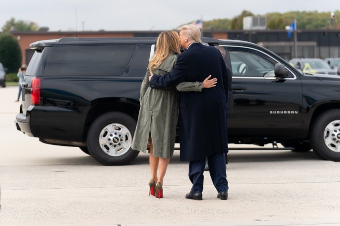 Donald Trump se loučí s manželkou Melanií. Oba míří na jiné místo svého politického mítinku. Volby jsou už v úterý. Foto: Gage Skidmore, Flickr