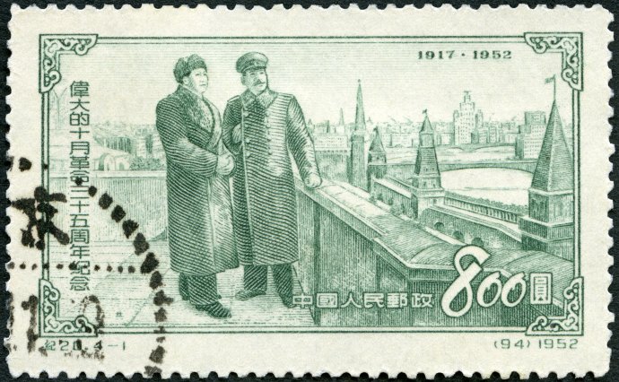 Ještě v první polovině 50. let byli Stalin s Mao i přes různé menší neshody velkými spojenci. Pak se to ale úplně pokazilo (čínská známka z roku 1953, oba vůdcové jsou zobrazeni na terase Kremlu). Foto: Adobe Stock